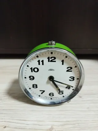 Reloj despertador vintage Budik Prim verde