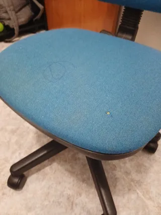 Silla de oficina azul con ruedas