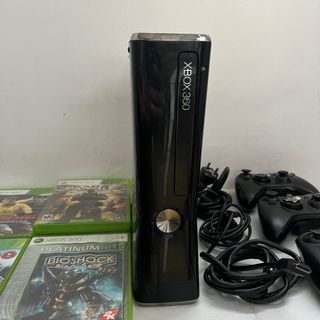Xbox 360 con 10 juegos y 3 mandos
