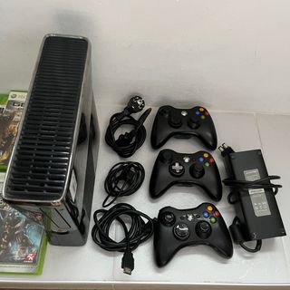 Xbox 360 con 10 juegos y 3 mandos