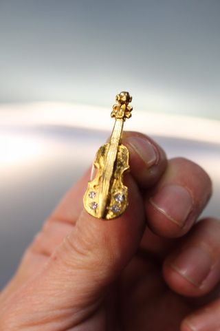 Pin, insignia, chapa violín dorado con 4 circonitas o cristales.