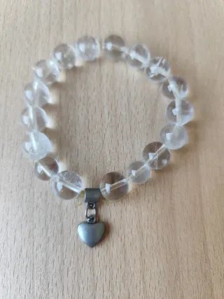 Pulseras blancas y plateadas