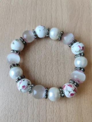 Pulseras blancas y plateadas