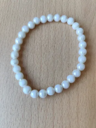 Pulseras blancas y plateadas