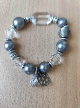 Pulseras blancas y plateadas