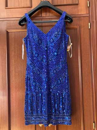 Vestido corto azul con pedrería y chal