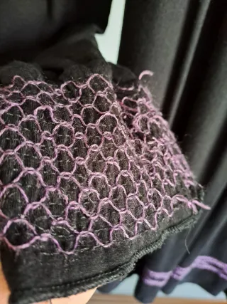 Vestido negro con bordado morado