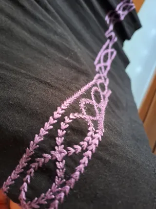 Vestido negro con bordado morado