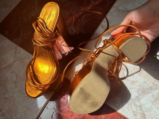 Sandalias doradas con cordones