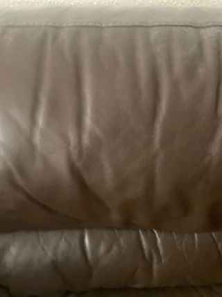 Sofá de piel marrón chocolate