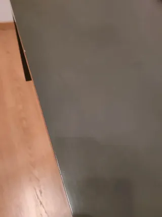 Mesa de comedor extensible oscura con 6 sillas