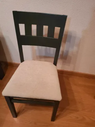 Mesa de comedor extensible oscura con 6 sillas