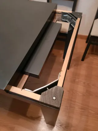Mesa de comedor extensible oscura con 6 sillas