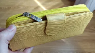 Set Lujo Lancôme: Cartera Amarilla + Caja + Funda