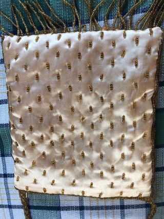 Borsetta a tracolla con perline e frange