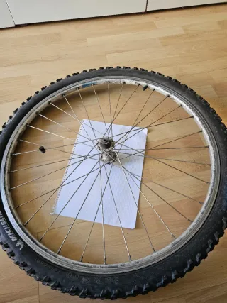 Horquilla Bicicleta Roja y ruedas