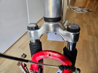 Horquilla Bicicleta Roja y ruedas