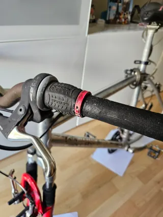 Horquilla Bicicleta Roja y ruedas