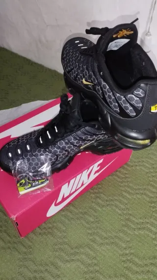 Nike Air Max Plus TN SE Hexagonal Negro Dorado