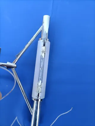 Lampada da parete in metallo e vetro