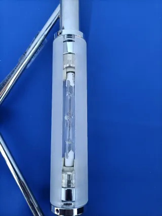 Lampada da parete in metallo e vetro