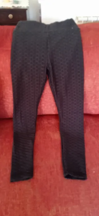 Pantalones negros con textura