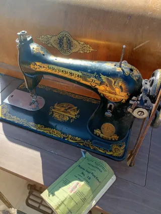 Máquina de coser SINGER antigua con cajón