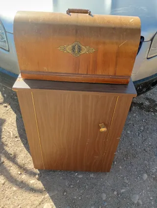 Máquina de coser SINGER antigua con cajón