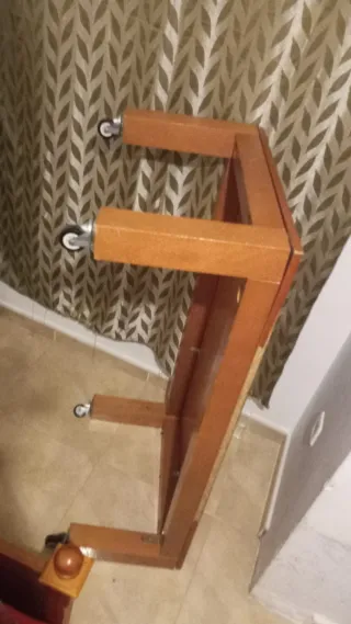 Mesa de centro de madera con ruedas