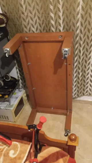 Mesa de centro de madera con ruedas