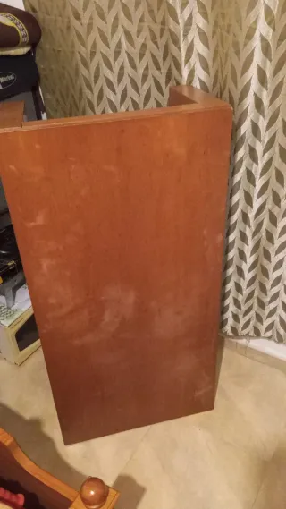 Mesa de centro de madera con ruedas