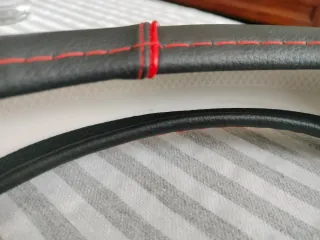 Funda de volante negra con costuras rojas