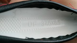 Funda de volante negra con costuras rojas