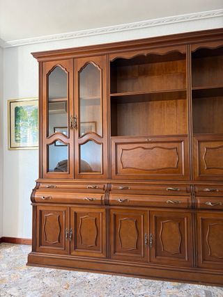 Librería de madera con puertas de cristal