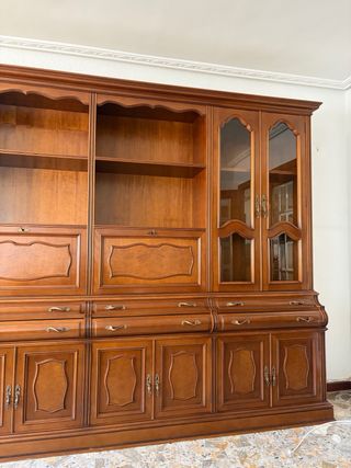 Librería de madera con puertas de cristal