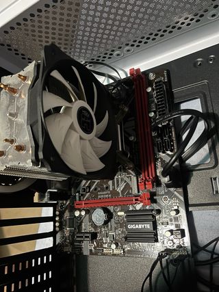 Intel i5 8600K + Gigabyte B365M H + Disipador