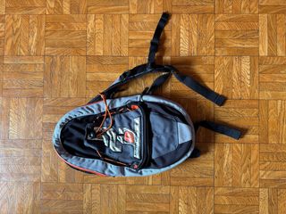 Mochila de hidratación gris y naranja