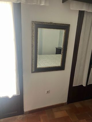 Cómoda de madera oscura mesitas de noche