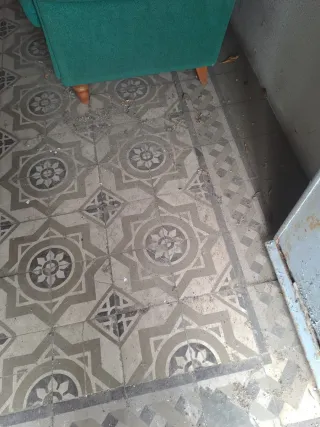 Suelos antiguos de baldosa hidráulica