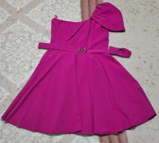 Vestido rosa asimétrico con cinturón