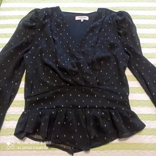 Blusa Morgan gasa negra con detalles dorados