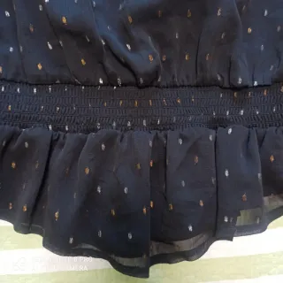 Blusa Morgan gasa negra con detalles dorados