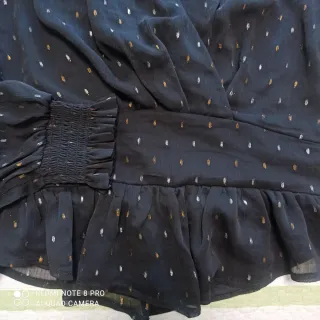 Blusa Morgan gasa negra con detalles dorados