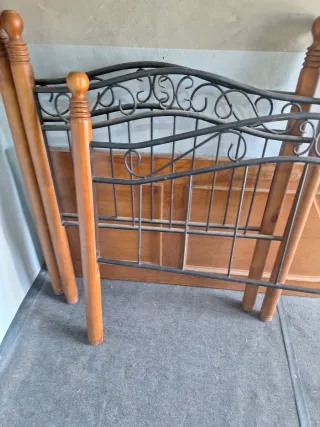 Cabecero de forja y madera