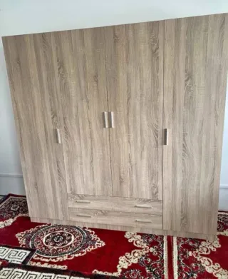 Armarios nuevos de madera