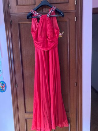 Vestido largo rojo boda con pedreria en el cuello