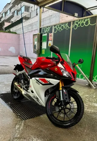 Yamaha R125 Sportbike Roja y Blanca