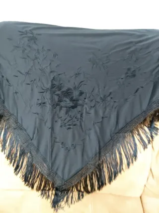 Mantón bordado negro