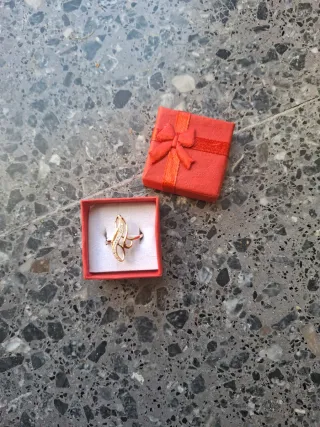 Anillo en baño oro  de 14k elegante con circonitas