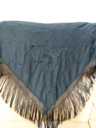Mantón bordado negro con flecos
